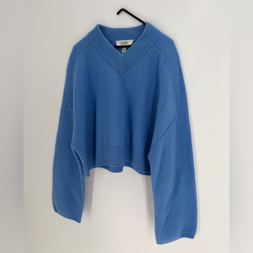Cos Cropped V Neck Wool Relaxed Fit Jumper In Sky Blue - Picture 3 of 8